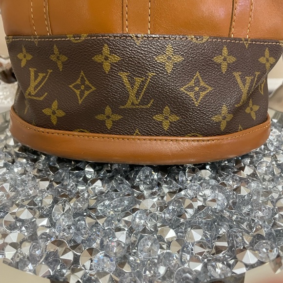 Louis Vuitton Marais bucket pm - Picture 11 of 16